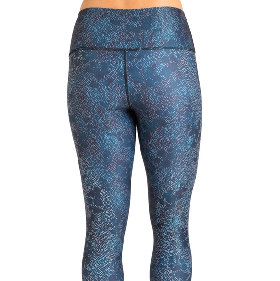 Inner Fire Capri Leggings - Snowberry - Picture 3 of 3